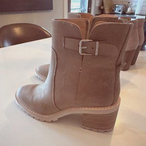 Crown Vintage tan/taupe boot, chunky sole, size 8 - Like New!